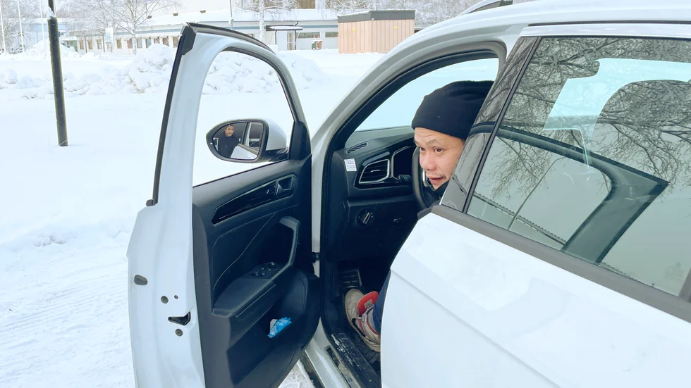 Undersköterskorna Magnus Forsman (i spegeln) och Aphichai Burman gör sig redo att åka ut på dagens jobb. Eftersom det införts restriktioner igen i omsorgen kan inte Norran följa med till någon boende.