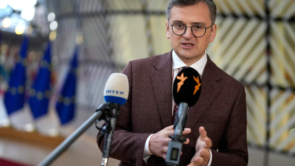 Ukrainas utrikesminister Dmytro Kuleba på väg in till måndagens EU-möte i Bryssel.