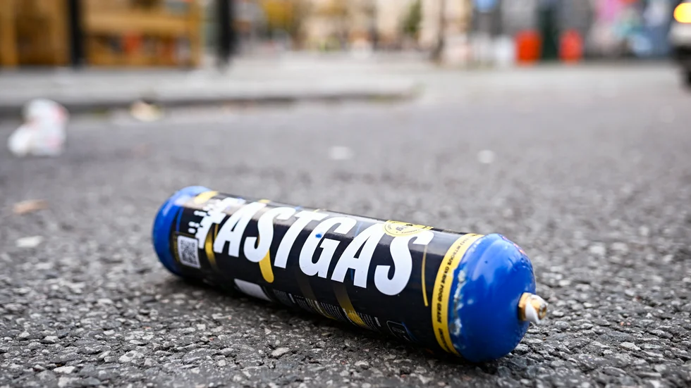 Polismyndigheten har fått information om att bruket av lustgas är väldigt omfattande i vissa områden i Eskilstuna, eftersom nedskräpningen av lustgastuber är ett stort problem.