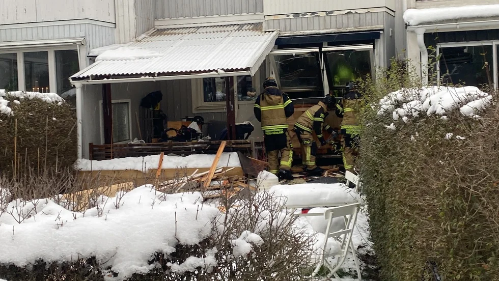 Räddningstjänsten på plats vid den aktuella lägenheten där en brand utbröt på tisdagen.