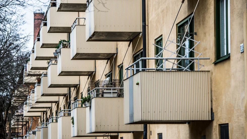 Motalabon tog sig upp till exfruns balkong och slog sig in genom balkongdörren. Han åtalas nu för grov kvinnofridskränkning. Huset på bilden har ingen koppling till fallet.
