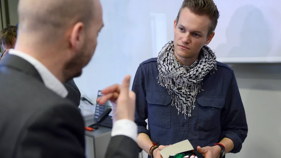 Journalisten Joakim Medin höll en pressträff, efter att ha suttit fängslad i Syrien, på Arlanda 2015. Hans nya bok heter "Kurdspåret".