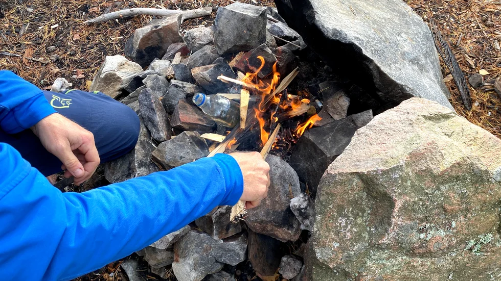 Att grilla korv eller motsvarande är fortsatt tillåtet på anordnade grillplatser eller i grillen hemma på tomten.