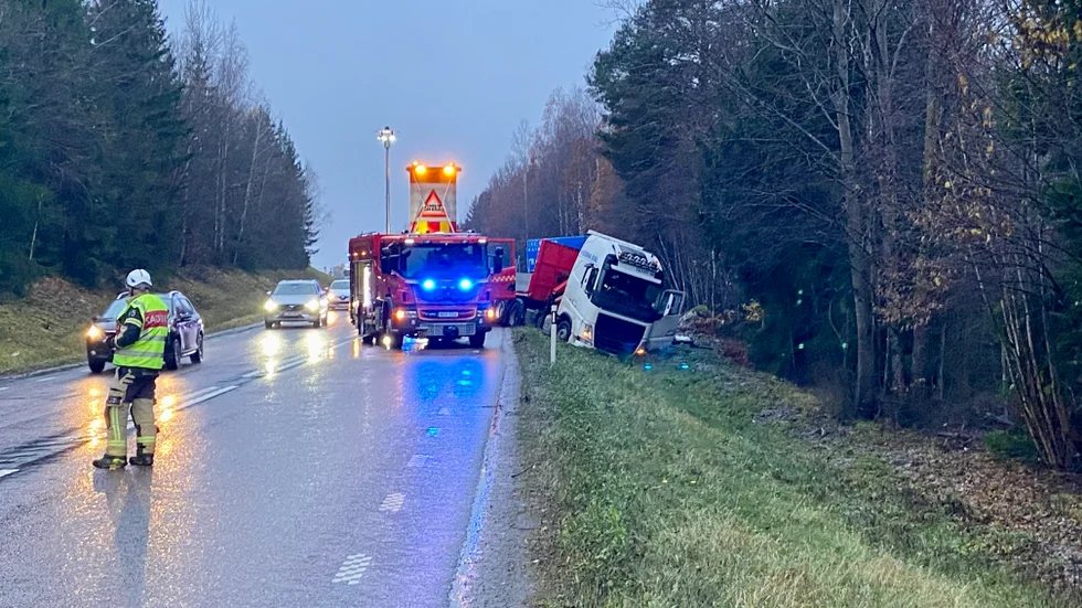 Räddningstjänsten dirigerade trafiken som gick i en riktning i taget under morgonen. 