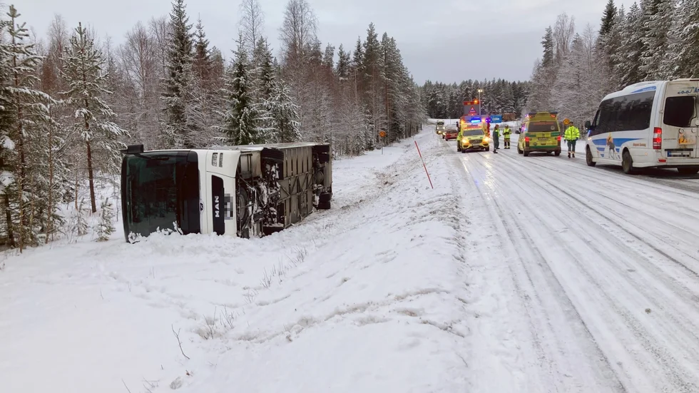 En buss välte utanför Norsjö på onsdagsmorgonen. Det ska ha varit väldigt halt väglag på sträckan.