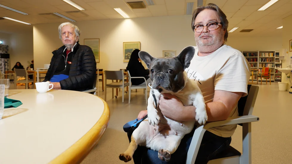 Håkan Olsson, 75, och Peter Pettersson, 66, och hunden Bella fick lämna sina lägenheter i all hast med anledning av branden.
