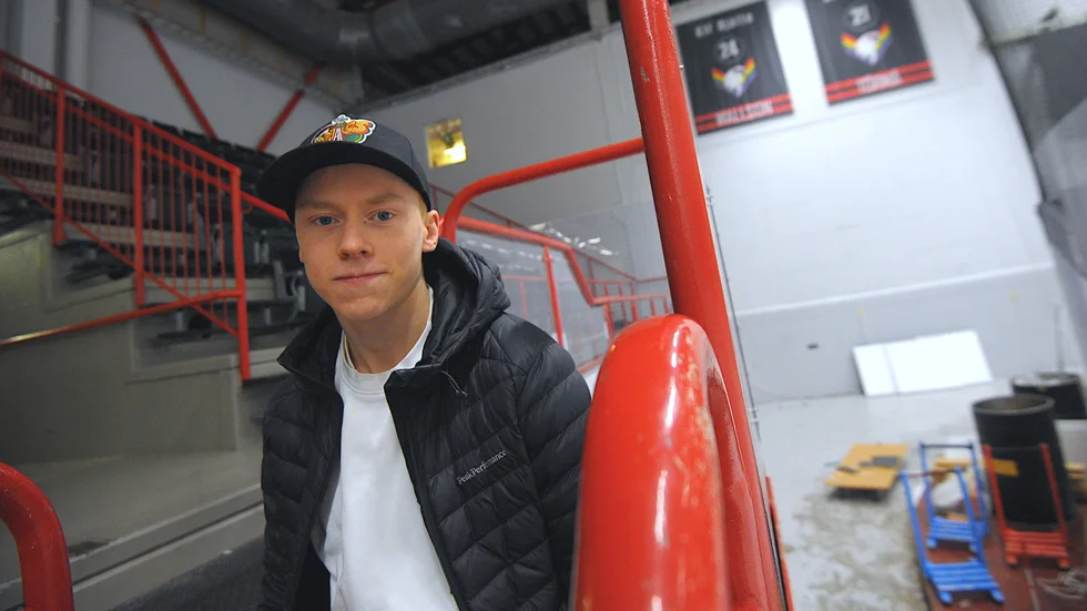 Hugo Alatalo, 17 år, blev inte uttagen till TV-pucken, men nu visar han att det går att ta sig fram ändå.