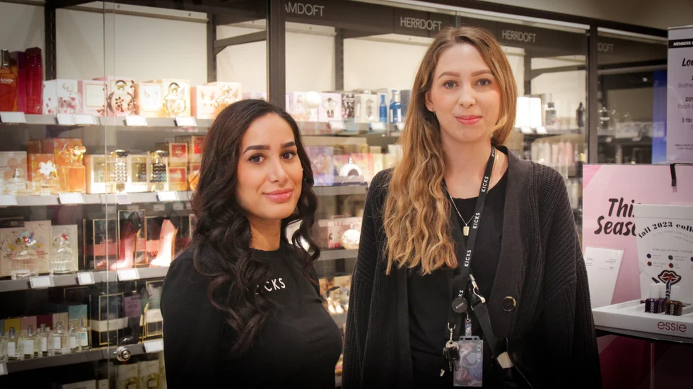 Asal Bashari och Emma Smith jobbar på Kicks i Uppsala. De tycker båda att intresset för hudvård hos män har ökat.