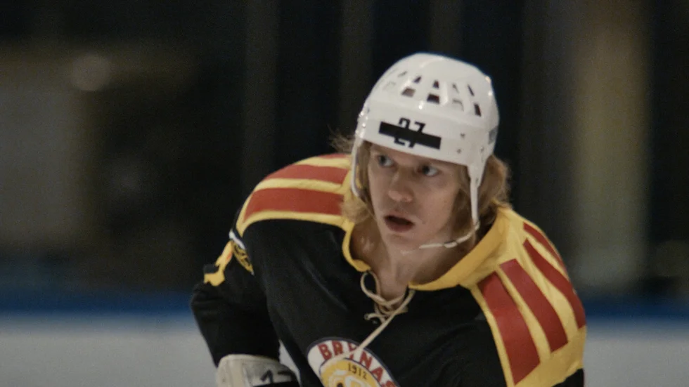 Valter Skarsgård gör ett rätt lyckat porträtt av den varme men tystlåtne hockeyspelaren Börje Salming i "Börje: The journey of a legend".