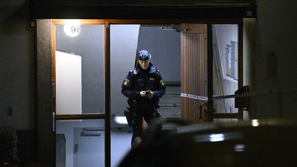 Polis på plats i Sköndal söder om Stockholm efter skjutning mot en lägenhet tidigt på fredagsmorgonen.