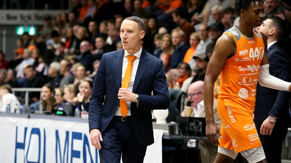 Mikko Riipinen och Norrköping Dolphins har gjort klart med spelare nummer tio. 19-åriga Tim Jonsson har Spånga Basket som moderklubb representerade sedan Fryshuset och RIG Mark i superettan innan kosan styrdes över Atlanten.