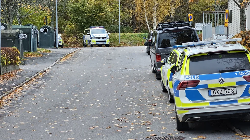 Polisen med ett antal fordon vid Atriumhusen i Navestad i onsdags då två män greps.