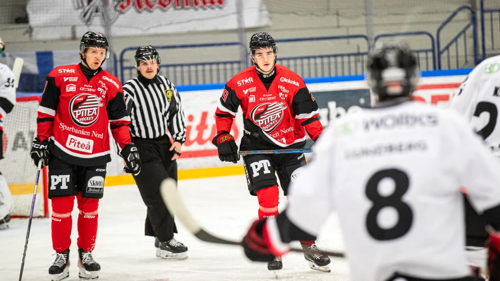 Joel Kant, till höger, gjorde mål i sin division 1-debut för Piteå Hockey.