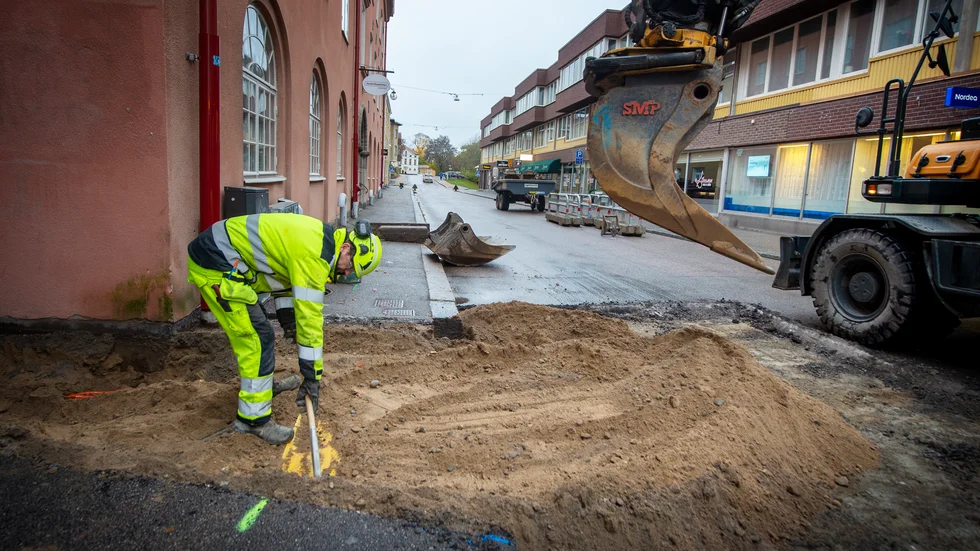 Rörläggaren Richard Axelsson är i full färd med att byta ut kommunens huvudkran för vattnet.