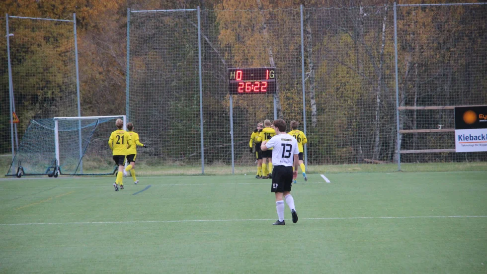 Bälinge firar sitt 0-2 mål på Fanna IP. Då var det tufft för Gabriel Westergren och hans Fanna BK.