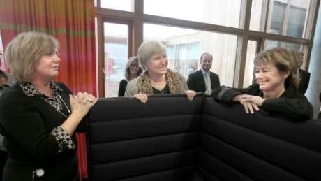Kulturminister Lena Adelsohn Liljeroth, t, h, i glatt samspråk med i  mi ttenl andshövding Marianne Samuelsson.