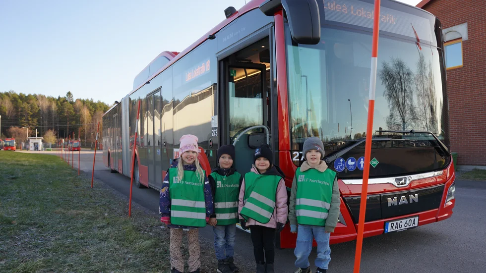 Från vänster i bild: Nova Olsson, Theodor Dawson, Noomi Norrbin och Ted Löfgren från Burströmska förskolan. De fick besöka LLT som en vinst i en teckningstävling där barn fick rita framtidens bussar.