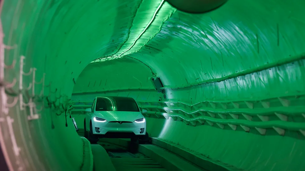 TUNNELSEENDE. Teslas grundare Elon Musk kör igenom en tunnel i en bil av samma märke.