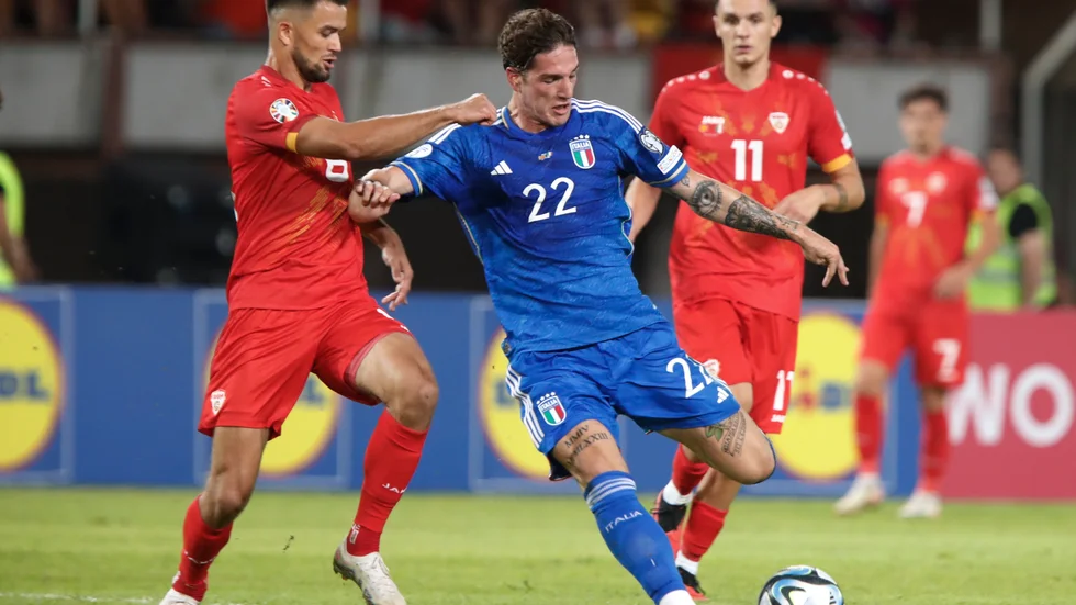 Nicolò Zaniolo, i blått, slipper straff. Arkivbild.