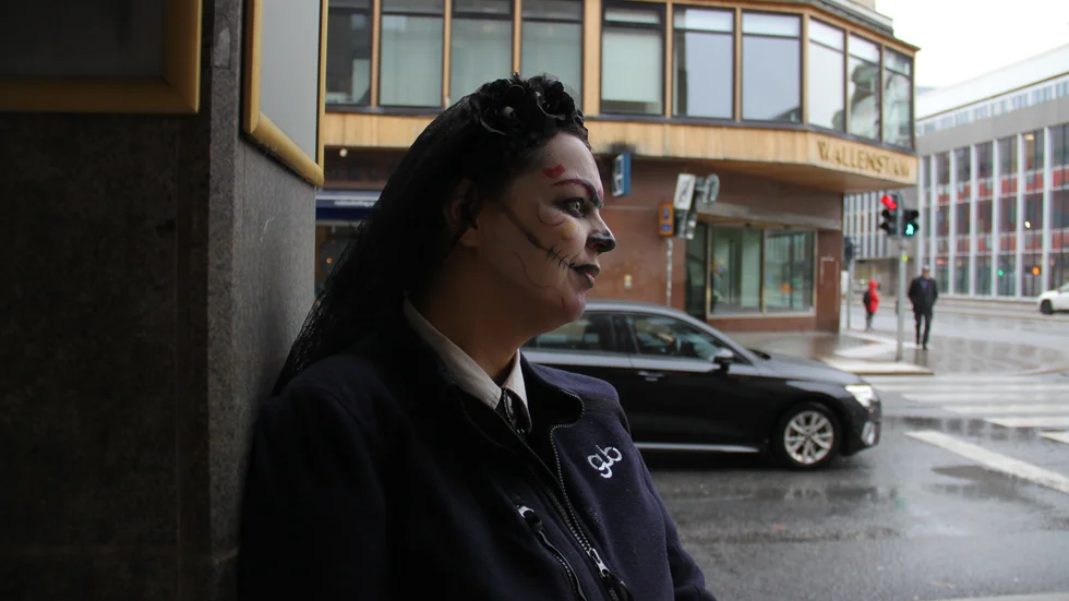 "Många underskattar nog oss busschaufförer och tror att vi är maskiner som bara ska ta resenärerna från A till B. De glömmer bort att vi är människor bakom ratten", säger busschauffören Sandra Bjerknes Milovic om sitt initiativ att klä ut sig på Halloween.