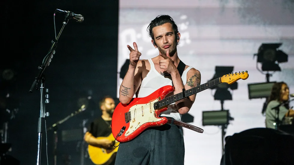 Matty Healy från The 1975 på Lollapalooza-festivalen i Chicago 4 augusti 2023. Tidigare under sommaren hamnade bandet i blåsväder efter en kyss på scen i Malaysia, som stred på landets anti-hbtqi-lagar. Arkivbild.