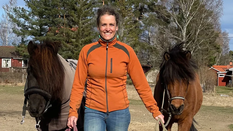 "Vägen förbi vår gård är extremt smal och kurvig så här kan man i princip inte köra 70", säger hästägaren Marie Wrande som ofta är ute och rider med sin dotter.