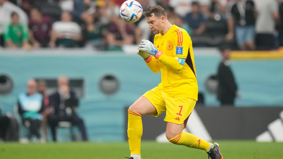 Manuel Neuer bröt benet strax efter VM i Qatar. Nu har han opererats igen. Arkivbild.