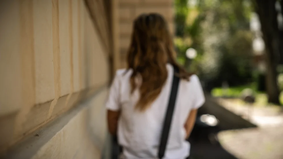 "Sara", 25, är idag nykter sedan fem månader. Samtal hos behandlare från socialtjänsten och möten hos en beroendesköterska hjälper mycket, säger hon.