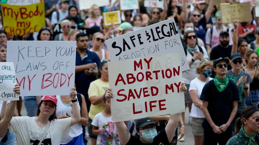 Demonstranter i Austin Texas efter det att den vägledande domen som garanterade amerikanska kvinnor fria aborter revs upp för drygt ett år sedan. Arkivbild.