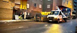 Här saneras området efter våldsamma explosionen 