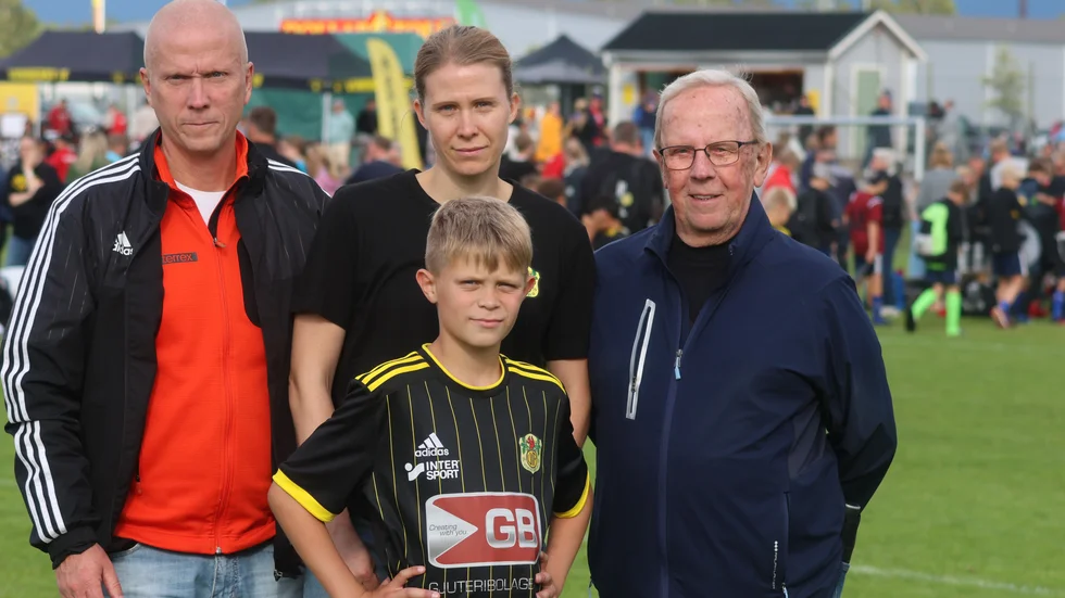 Fyra generationer Bullerby Cup. Tryggve Ericsson till höger var med och startade turneringen 1977 och har fått följa sonen Håkan, sondottern Hanna och barnbarns-barnet Olle spela i cupen. 