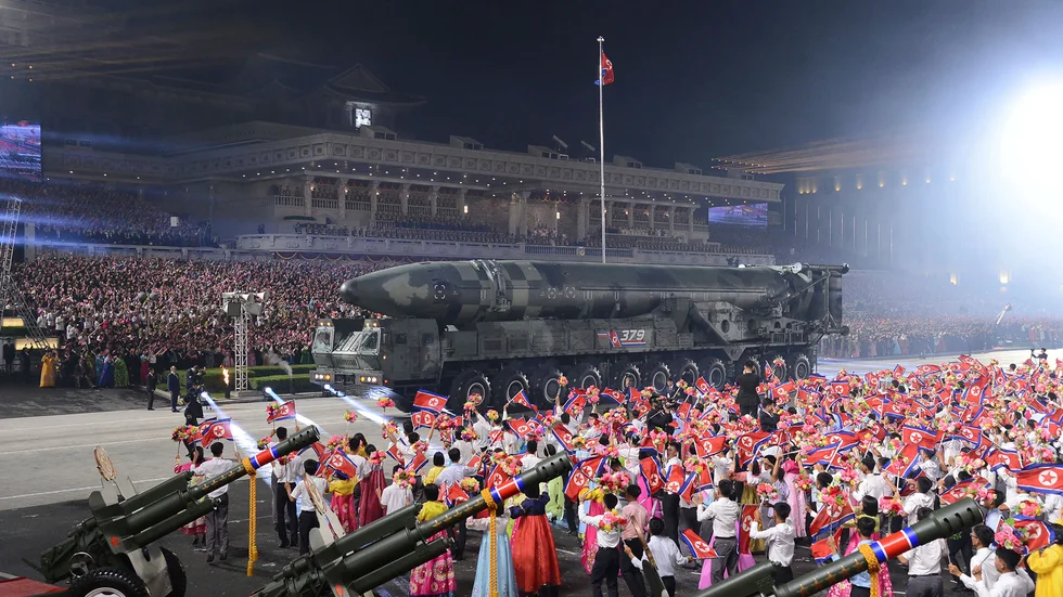 Det nordkoreanska styret har släppt bilder från den stora militärparaden under torsdagen. Bildernas äkthet har inte kunnat verifieras.