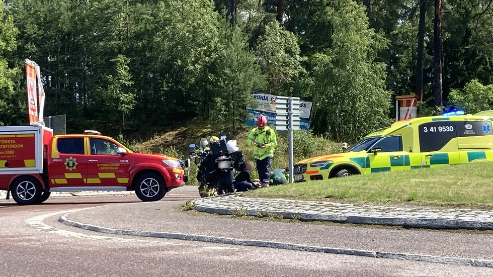 En kvinna i 30-årsåldern skadades i en MC-olycka utanför Malmköping under söndagseftermiddagen.