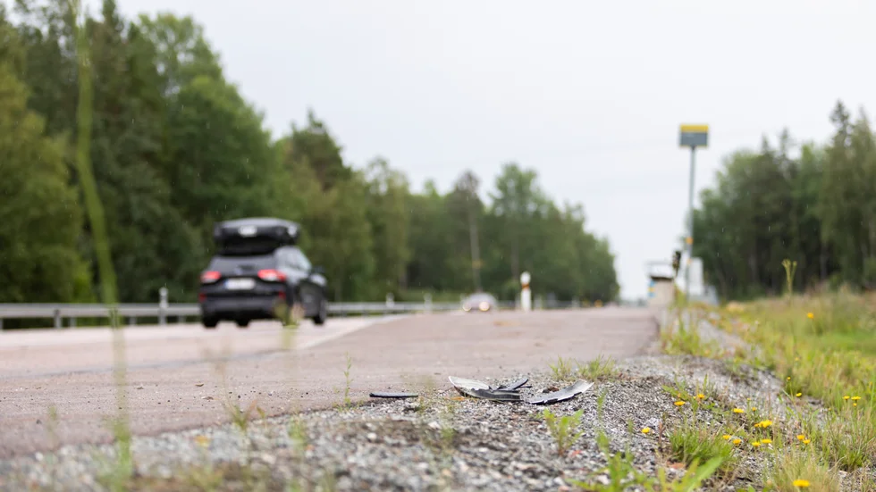 En cyklist omkom i fredags på riksväg 70 efter att han hade kört ut från en hästsko framför en bil som kom i hög hastighet.