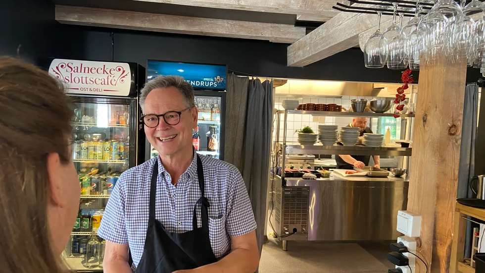 Sverre Ahlbom står ofta bakom disken på Salnecke Slottscafé.
