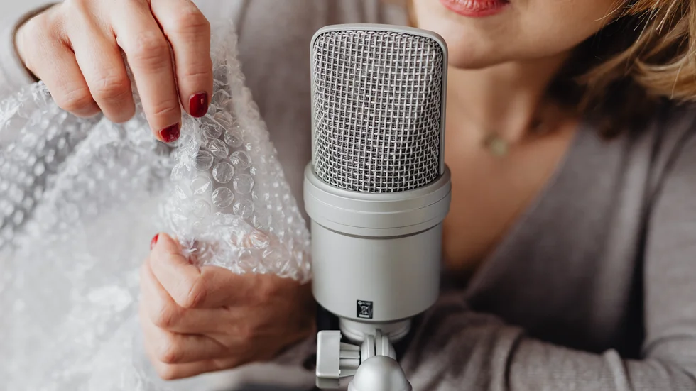 Inspelning av ASMR sker generellt med ljudkällan mycket nära mikrofonen.