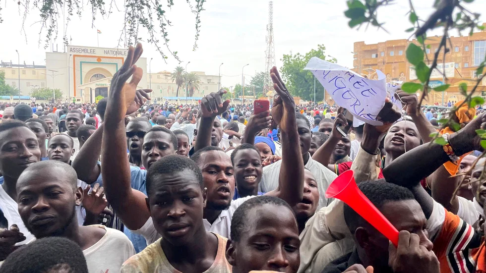 Anhängare av militärkuppen i Niger demonstrerade i landets huvudstad Niamey på torsdagen.
