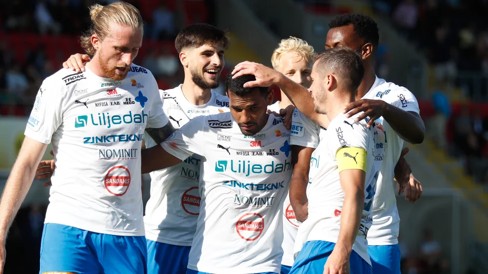 Värnamos spelare jublar efter 0-2 genom Värnamos lagkapten Oscar Johansson.