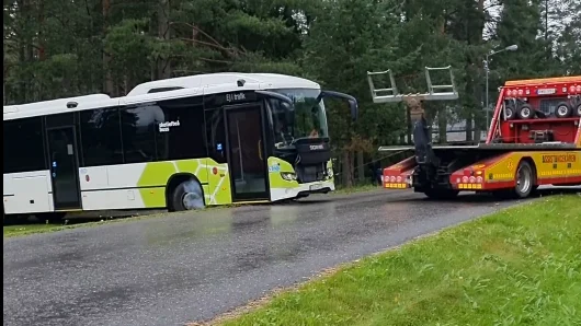 Eddie Gabrielsson berättar att rök syntes från bussens däck.