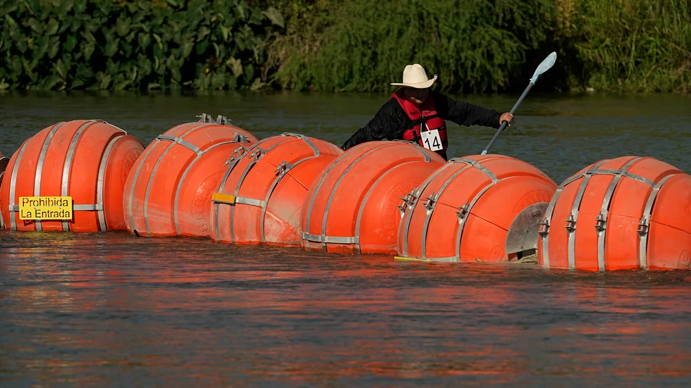 En död person har hittats fastklämd i den flytande barriär som Texas har satt upp i floden Rio Grande. Arkivbild.