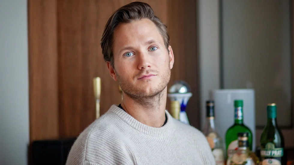 Viktor Frisk tvingas att vara tyst i en hel vecka, då han efter en stämbandsoperation har fått talförbud.
