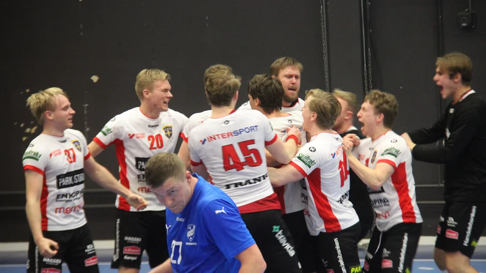EHF vrålar ut glädjen över Gustav Odeheims sena kvittering borta mot Tumba. Nu väntar ett annat topplag på bortaplan, Bodens BK.