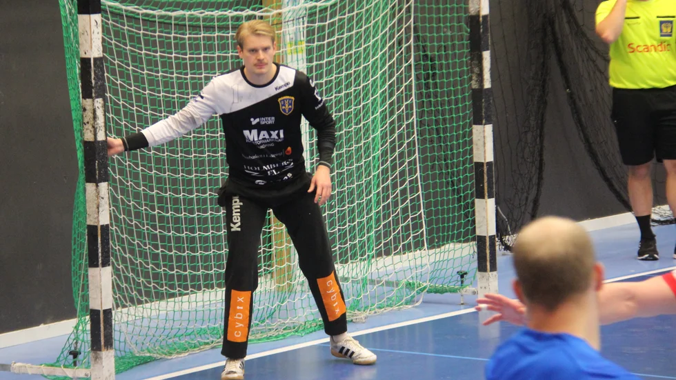 EHF-målvakten Hampus Wallin, och hans kollega Albin Lindblom, ställs mot seriens målgladaste lag. På bortaplan i Rimbo. 