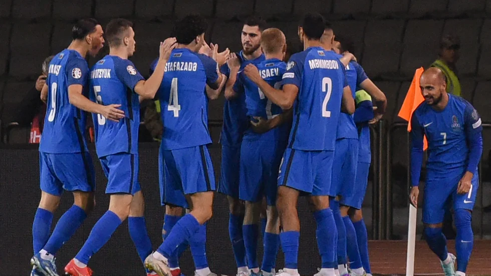 Azerbajdzjans spelare firar ett av målen mot Sverige i Baku.