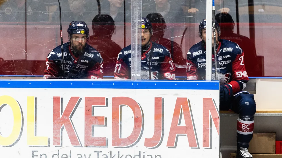 Linköpings Oscar Fantenberg, Jesper Pettersson och William Worge Kreü i utvisningsbåset under ishockeymatchen i SHL mellan Linköping och Färjestad.