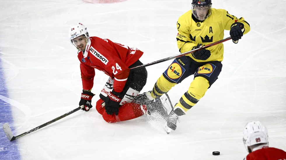 Max Friberg, här i kamp med Tobias Geisser, gjorde ett av målen i Tre Kronors seger över Schweiz.