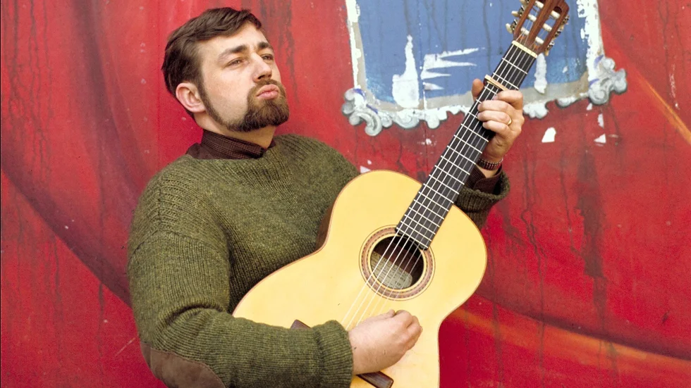 Cornelis Vreeswijk (1937–1987) satte under sitt korta liv djupa spår i det svenska musiklivet. Hans liv aldrig skildrats med samma träffsäkerhet som i "Somliga går med trasiga skor", en av de bästa filmerna på bio just nu.