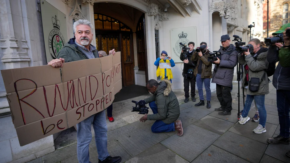 Demonstranter utanför Storbritanniens högsta domstol i London på onsdagen.