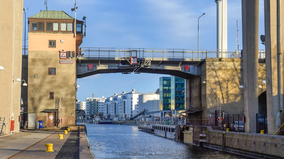Det är passagen genom Hammarbyslussen i Stockholm som tvisten mellan Sjöfartsverket och Stockholms hamn gäller. Förlorande part kan få betala mångmiljonbelopp