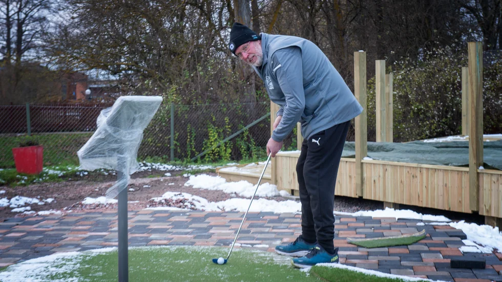 "Jag räfsade bort snön här i morse", säger Mikael Karlsson innan han provar en av de nya äventyrsbanorna i hamnen. Nu används den studsigare och knottrigare långgolfbollen och järnklubba istället för de tidigare minigolftillbehören. 